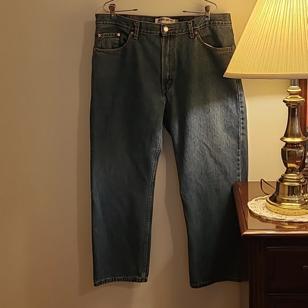 Men's Levi's size 40 x 30 Medium Color